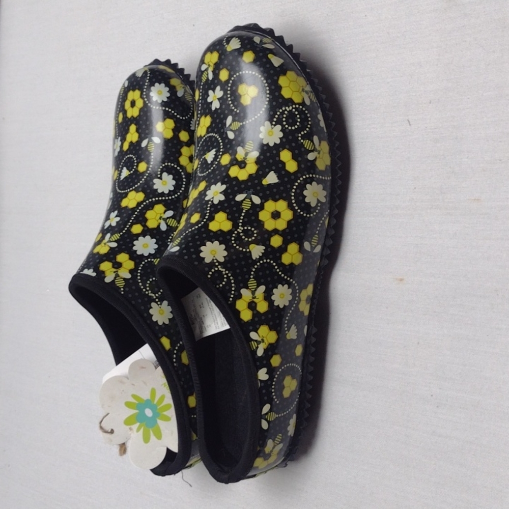 Western Chief slip on bee print shoe - Picture 2 of 4
